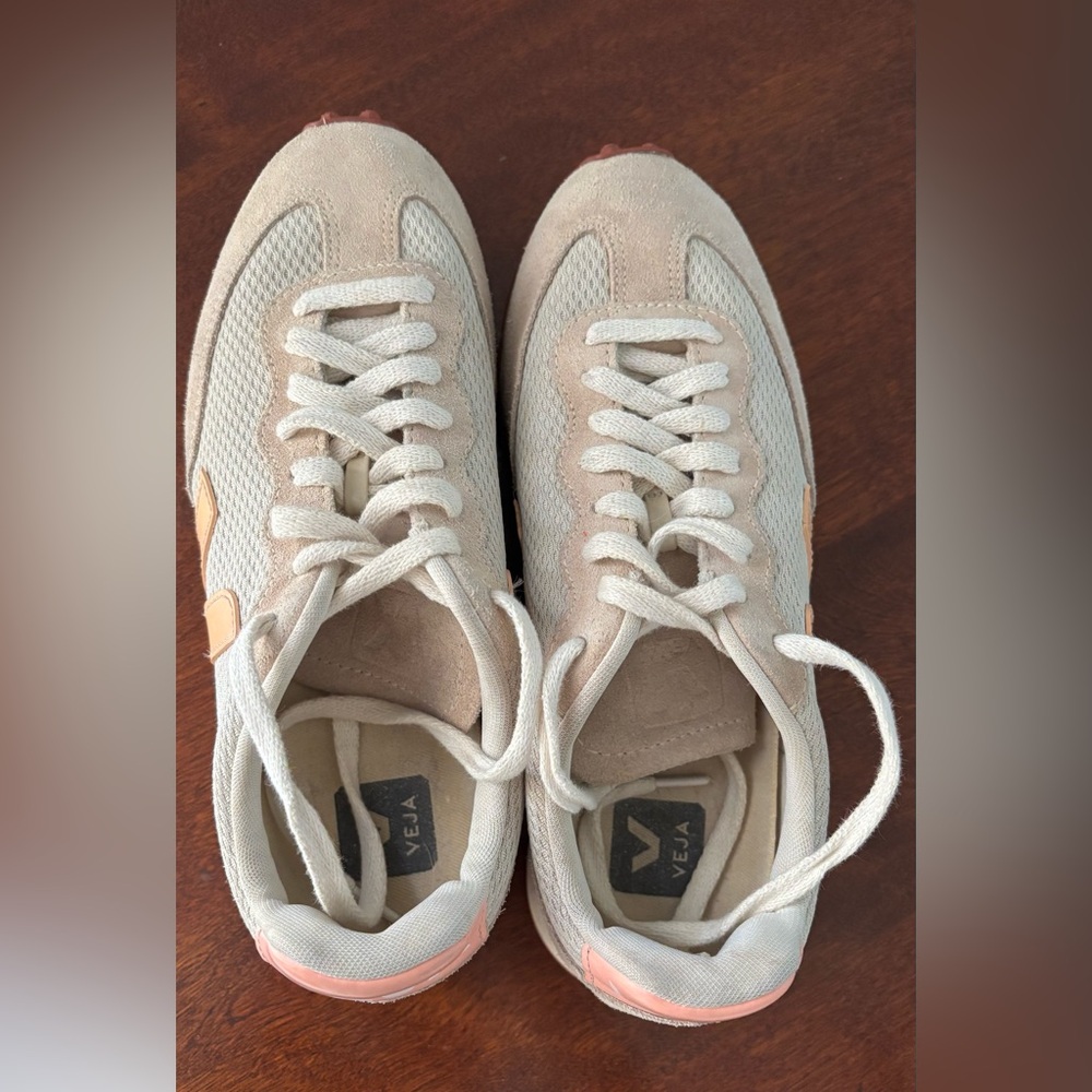 Veja women’s shoe size 7 - Picture 3 of 8